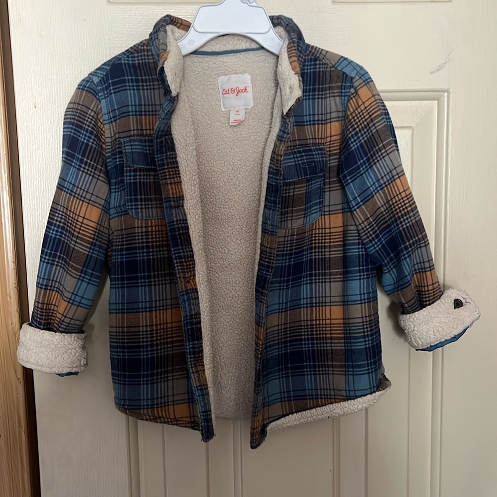 Boys size ~4T ~Cat & Jack brand ~button up jacket
Well loved!